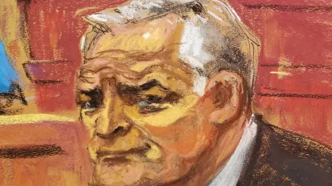 وزير الأمن السابق في المكسيك جينارو غارسيا لونا ينظر في رسم لرسام بينما كانت هيئة المحلفين تتداول لإصادر الحكم الثلاثاء.