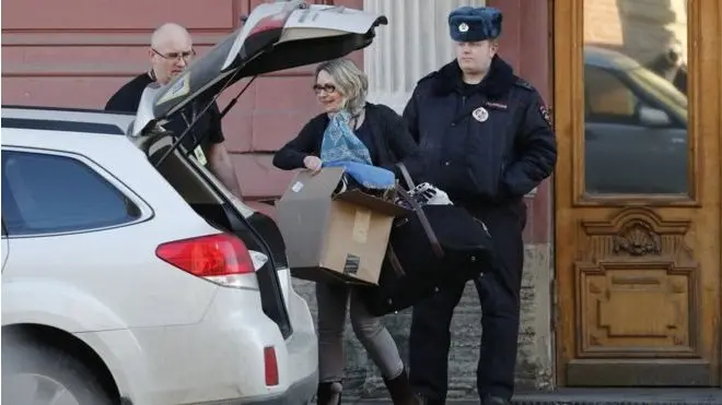 Rusya'nın kapattığı St. Petersburg'daki ABD Konsolosluğu'ndan ayrılan bir diplomat