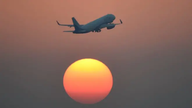 Avión sobrevuela el cielo con el solarbety minesfondo.