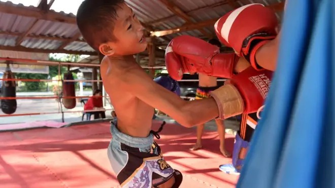 ภัทรชัยชกอยู่บนเวที