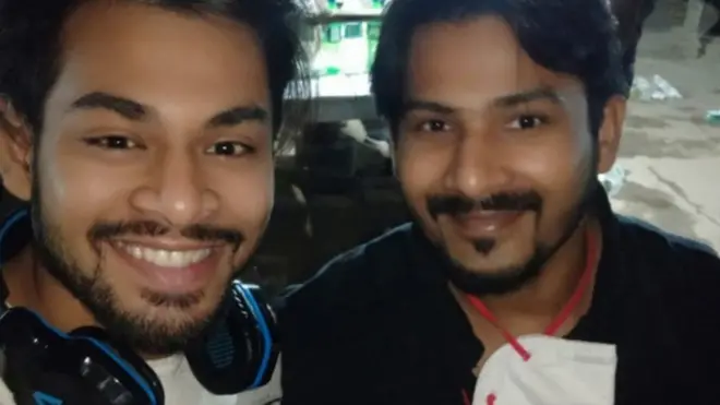 वैभव पुरोहित और उनके मित्र सूरज की ये तस्वीर यात्रा के दौरान की है