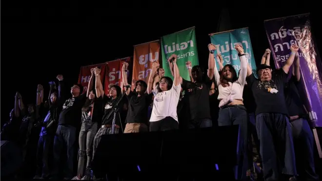 แกนนำเยาวชน 31 คน ที่มีรายงานว่าถูกดำเนินคดีจากการจัดการชุมนุมเมื่อวันที่ 18 ก.ค. ขึ้นมาแสดงตัวบนเวที เบื้องหลังเป็นป้าย 3 ข้อเรียกร้อง 2 หลักการ และ 1 ความฝัน