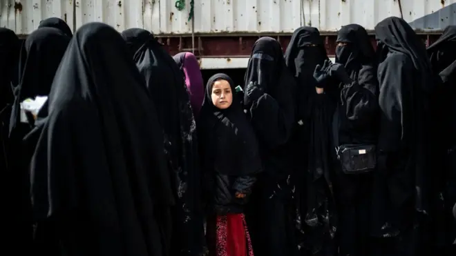 Suriye'nin kuzeyinde IŞİD militanlarının ailelerinin kaldığı El Hol kampında tutulan kadınlar yardım almak için sıraya giriyor (23 Temmuz 2019)