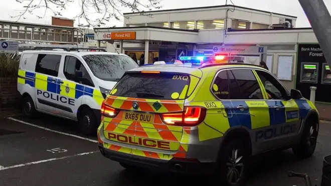 Напав на пассажира поезда, неизвестный выбежал на станции "Форест-Хилл" и угрожал прохожим