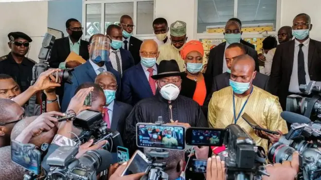 L'ancien président nigérian Goodluck Jonathan (C) était le médiateur de la Cedeao