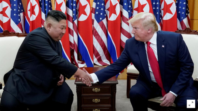 Ông Donald Trump và ông Kim Jong-un bắt tay trong cuộc gặp tại khu DMZ hôm 30/6