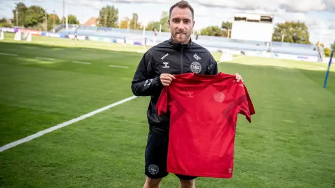 Christian Eriksen, pemain tim nasional Denmark, menunjukkan kaus tim yang "tidak mencolok".
