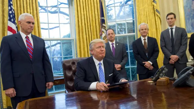 Ця фотографія із Білого дому отримала серед користувачів інтернету назву "Чоловіки ухвалюють рішення про жіночі тіла"