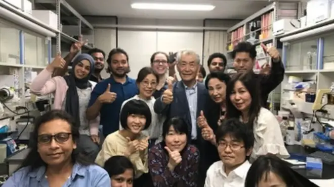 Tasuku Honjo et son équipe à l'université de Kyoto