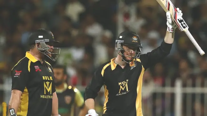 اوئن مورگن نے سیمی فائنل اور فائنل میں جارحانہ بیٹنگ کی اور ٹیم کی جیت میں اہم کردار ادا کیا