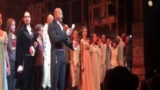 أحد أعضاء الفريق تلى رسالة إلى بنس قال فيها:" هناك مخاوف من ألا تحمي إدارة ترامب التنوع في أمريكا"