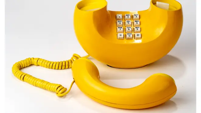 یک تلفن زرد