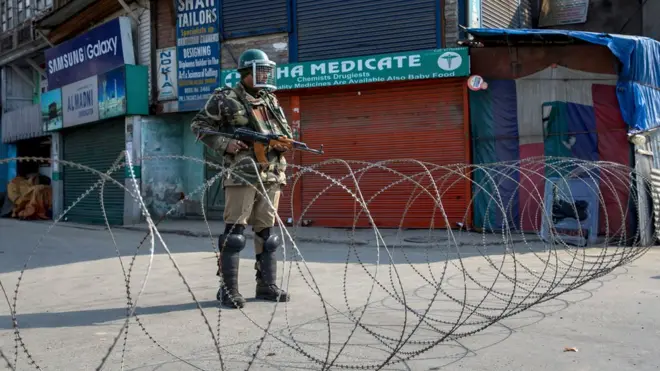 فوج کا کہنا ہے کہ حملہ آور اندھیرے کا فائدہ اُٹھاتے ہوئے فرار ہوگئے