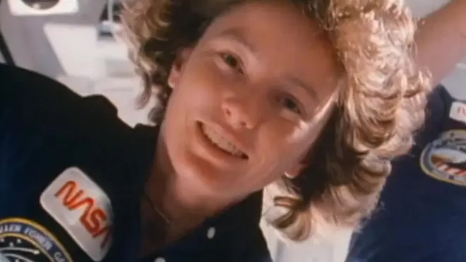 أول رائدة فضاء أمّ تقارن عزلة الفضاء بعزلة كورونا على الأرض