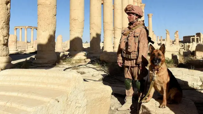 Российские военные в Пальмире весной этого года, сейчас город вновь находится под контролем ИГ