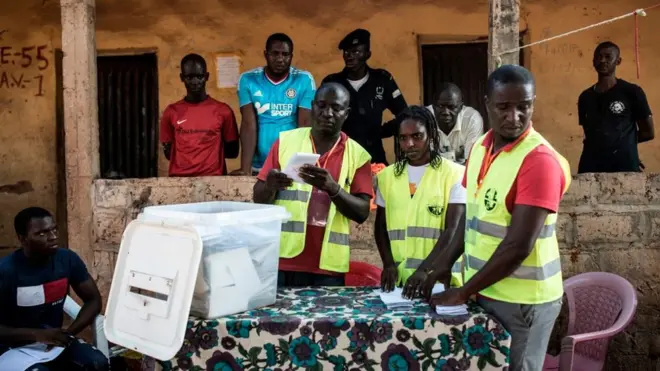 Les agents électoraux dans un bureau d'un vote en Guinée Bissau