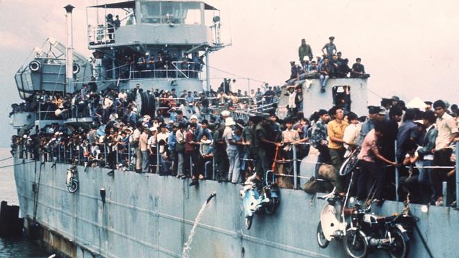 Tàu HQ-504 chở 7000 người trốn thoát khỏi Đà Nẵng và Huế từ Cam Ranh về đến Vũng Tàu 03/04/1975
