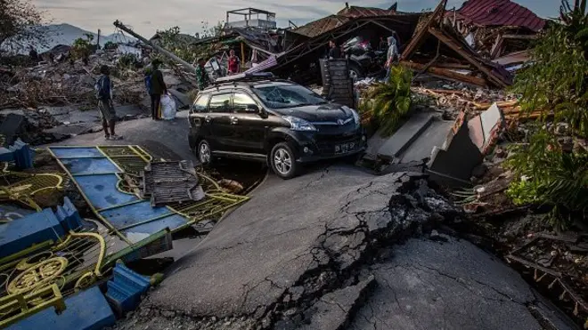 Warga mencari harta benda yang masih bisa diselamatkan di atas reruntuhan rumah dan jalanan yang hancur ditelan tanah berlumpur akibat likuifaksi, pasca-gempa Palu menerjang 28 September 2018 lalu. Ribuan orang diperkirakan tewas ditelan bumi bersama bangunan-bangunan di atasnya.