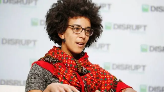 ትምኒት፡ ኣብ ኣዲስ ኣበባ'ያ ተወሊዳን ዓብያን። ኣቦኣን ኣዲኣን ኤርትራውያን'ዮም። ብ1994 ትምህርቲ ምስተዓጽወ ንመጨረሻ ግዜ ንኣስመራ በጺሓ ከም ዝነበረት ትዝክር።