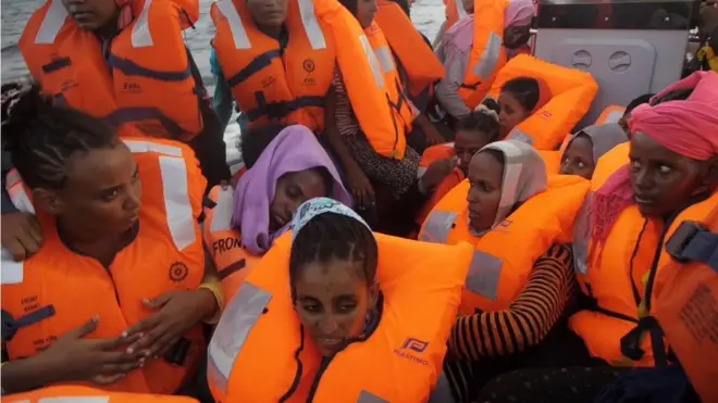 مهاجرون أفارقة لحظة انقاذهم قبالة السواحل الليبية بعد غرق 33 شخصا آخرين يوم الثلاثاء الماضي