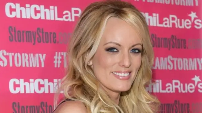 ستورمي دانييلز، واسمها الحقيقي ستيفاني كليفورد، تؤكد إقامتها علاقة جنسية مع الرئيس الأمريكي دونالد ترامب