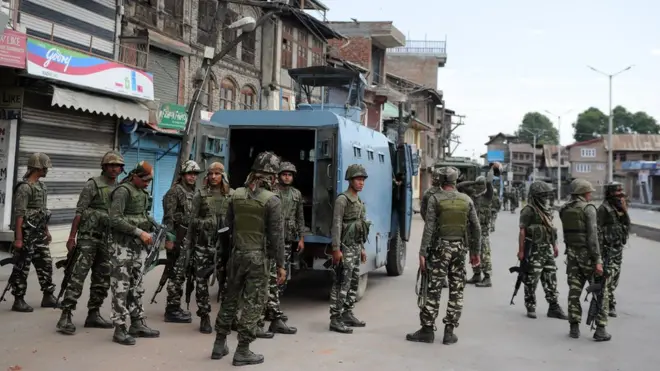 ඇඳිරි නීතිය පනවා අන්තර්ජාල සහ ජංගම දුරකථන සේවා අත්හිටුවා ඇතත් උද්ඝෝෂණ මැඩපැවැත්වීමට අසමත් වී ඇති බව වාර්තාකරුවෝ පවසති.