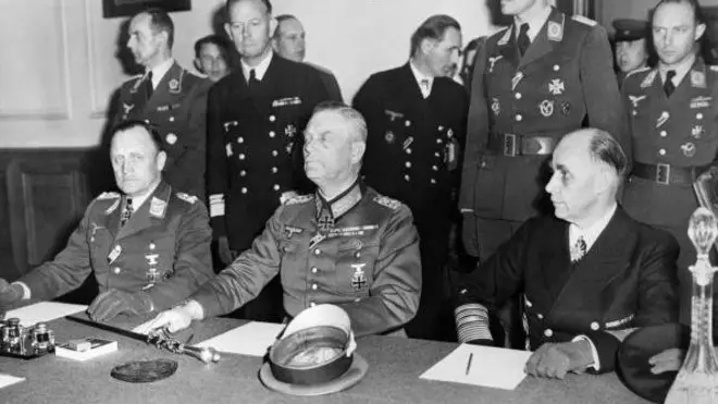 Từ trái sang: Tư lệnh không quân Đức Hans-Jürgen Stumpff và Nguyên soái Wilhelm Keitel (giữa) tại lễ ký Văn bản Đầu hàng của Đức ở Karlshost, Berlin ngày 8 tháng 5 năm 1945