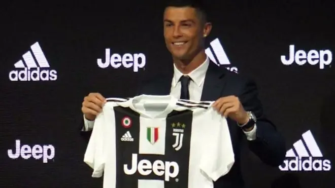 اللاعب البرتغالي كريستيانو رونالدو يقول إنه يختلف عن باقي اللاعبين الذي في عمره والذين يذهبون إلى قطر والصين من أجل العقود الضخمة.