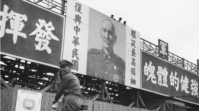 戒严令让台湾38年来处于军事紧急状态中。在台湾过去尊称为“蒋公”、“蒋中正”的蒋介石领导下，“反攻大陆”的概念深入人心。
