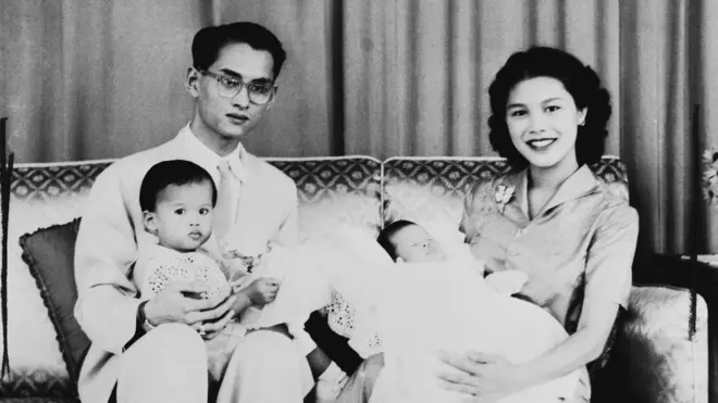 ช่างภาพส่วนพระองค์ฉายพระบรมฉายาลักษณ์ของสมเด็จพระนางเจ้าสิริกิติ์ พระบรมราชชนนีพันปีหลวง ขณะทรงอุ้มพระราชโอรสเมื่อแรกประสูติ โดยมีพระบาทสมเด็จพระบรมชนกาธิเบศร มหาภูมิพลอดุลยเดชมหาราชฯ ประทับอยู่เคียงข้างและทรงอุ้มทูลกระหม่อมหญิงอุบลรัตนราชกัญญา สิริวัฒนาพรรณวดี พระบรมฉายาลักษณ์นี้ฉายเมื่อวันที่ 3 กันยายน 2495 หลังจากที่พระบาทสมเด็จพระบรมชนกาธิเบศรฯ ทรงฉายพระรูปใบแรกของพระราชโอรสด้วยพระองค์เอง