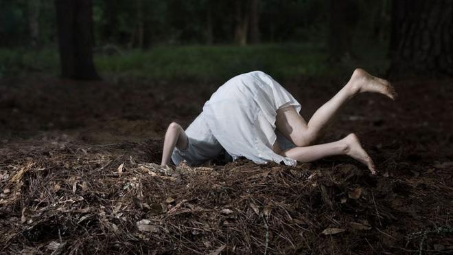 Menina com cabeça dentrocarioca betfair 2024buraco