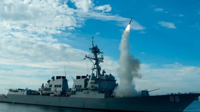 Американский военный корабль запускает крылатую ракету "Томагавк" (архивное фото)