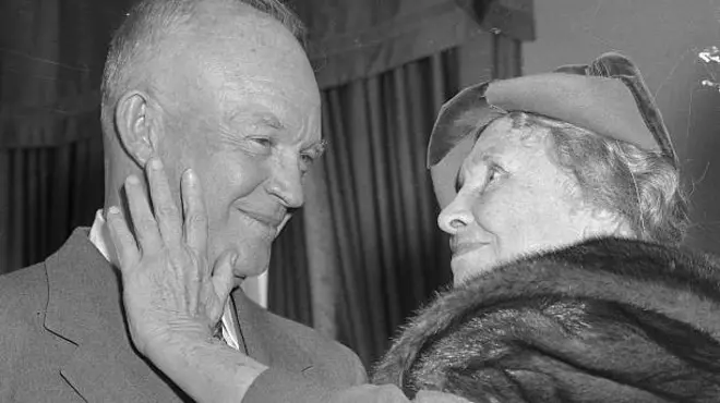 هيلين كيلر مع الرئيس الأمريكي السابق أيزنهاور