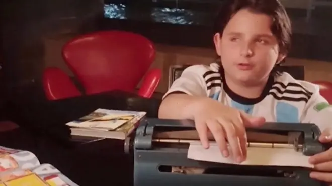 صبي كفيف يحول ملصقات لاعبي كأس العالم إلى طريقة برايل