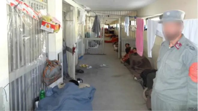 پیش از این سیگار، دفتر "بازرس ویژه بازسازی افغانستان" گفته بود که ظرفیت زندان پلچرخی برای حدود ۵۰۰۰ زندانی است اما حالا حدود ۷۴۰۰ زندانی در آن هستند و برخی در راهروهای زندان می‌خوابند