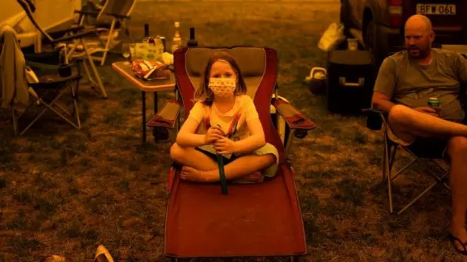 فر الآلاف إلى الشواطئ في أستراليا هربا من حرائق الغابات التي تتجه إلى السواحل هناك.