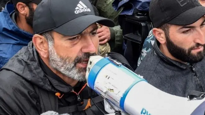 Nikol Paşinyan Yerevandakı etirazları "məxməri inqilab" adlandırıb.