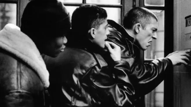 Mržnja je priča o trojici mladića - jednom crncu, jednom Arapinu i jednom Jevrejinu - koji žive u predgrađu Pariza namenjenom radničkoj klasi