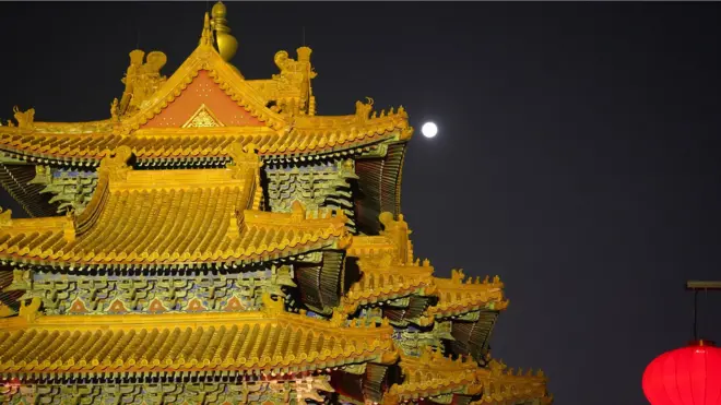 灯光和月光照耀下的东南角楼。