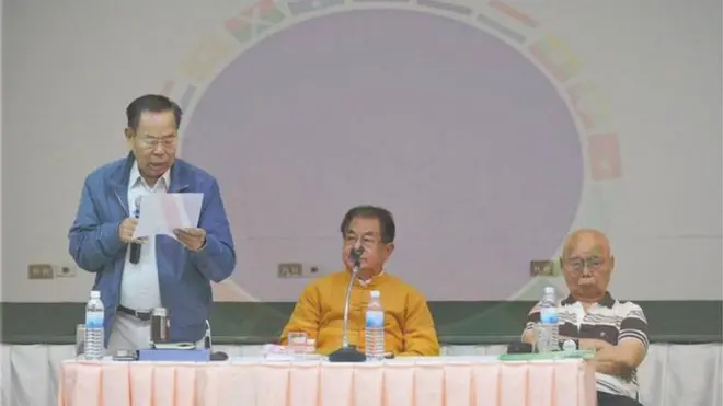 UNFC ဥက္ကဌ ဗိုလ်ချုပ်ကြီး အန်ဘန်လ ( ဝဲ အစွန် )