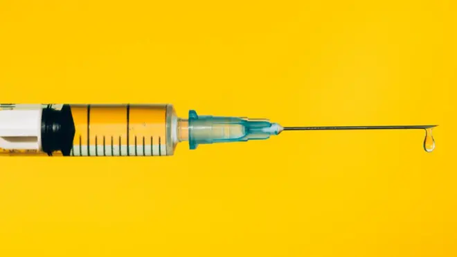 Para Gregory Poland, o desenvolvimento das vacinas contra a covid-19 "é um progresso tremendo, um feito histórico sem precedentes na história da humanidade".