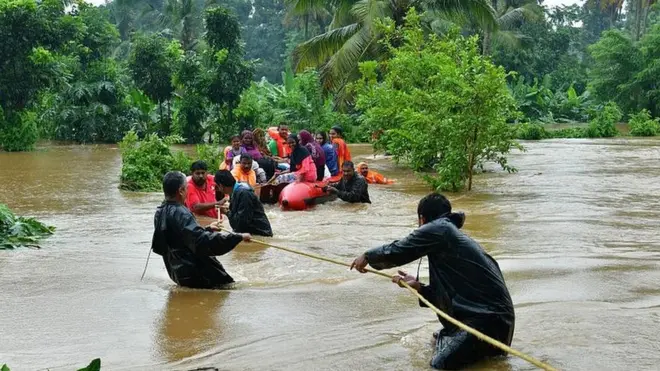ఎర్నాకుళం జిల్లాలోని ఎలూర్ ప్రాంతంలో వరదల్లో చిక్కుకుపోయిన కుటుంబాలను కాపాడుతున్న సహాయక సిబ్బంది