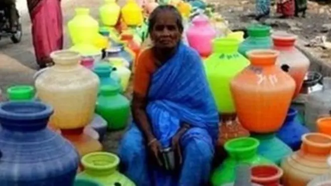 પાણી માટે રાહ જોતાં મહિલા