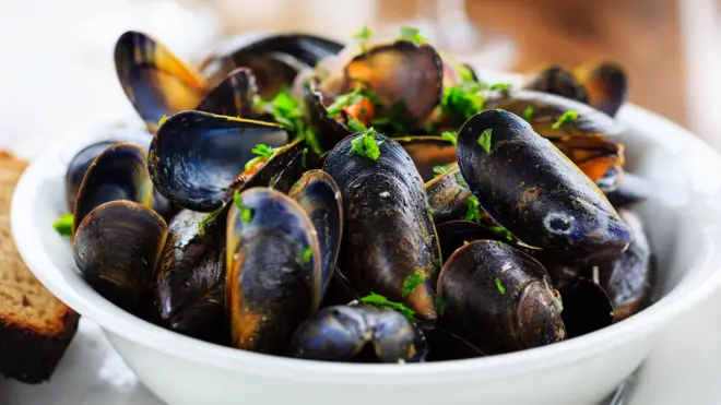 Мидий очень просто готовить, если соблюдать простые правила. В Шотландии логично поедать их с овсом, хотя без картошки тоже не обойдется.