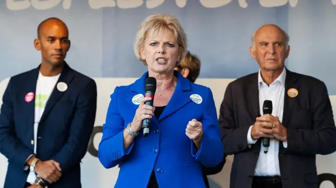 Лидер либдемов Винс Кейбл (справа) на трибуне митинга против "брексита" вместе с Чукой Умунной и Анной Субри