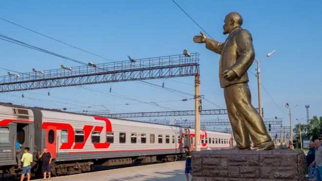 Amur vilayətinin Beloqorsk şəhərində Leninin qızıl suyuna çəkilmiş heykəli
