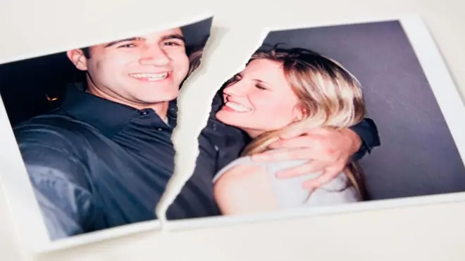Foto de una pareja rota a la mitad.