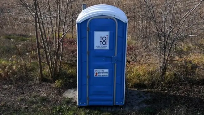 У такому туалеті намагався сховатись злочинець