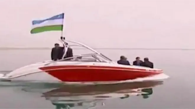 Мирзиёев сув омборини катерда айланган.