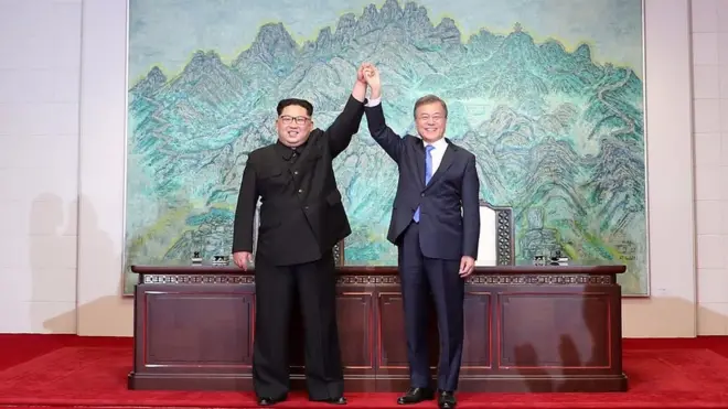 Kuzey ve Güney Kore liderleri el ele